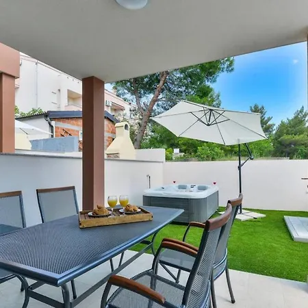 Villa Two Bedrom With Jacuzzy - Casa1 Starigrad Paklenica